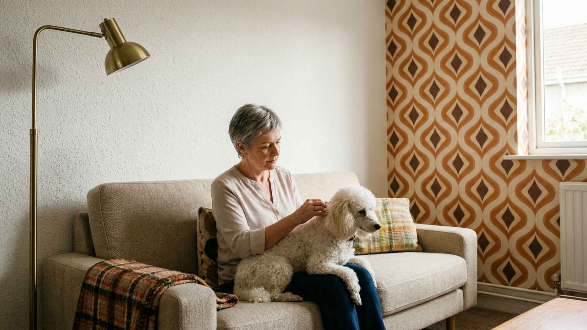 Mujer y perros sentados juntos en el sofa